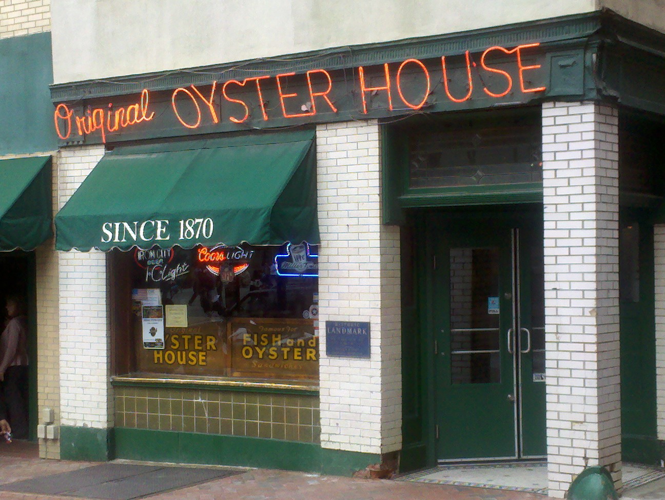 Travel Treasure The Original Oyster House / Framing the Dialogue